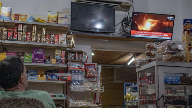 Nachrichten in einem Kiosk im Libanon Nachrichten über Bombenangriffe laufen auf Fernseher in Kiosk
